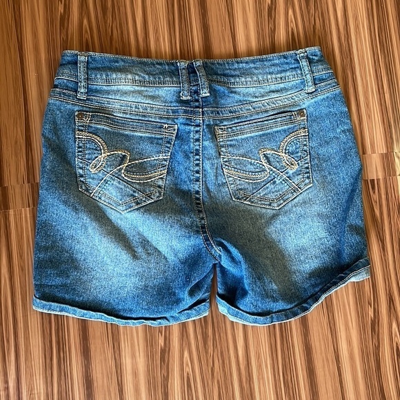 WALLFLOWER Distressed Jean Shorts Size 13 - Picture 4 of 9